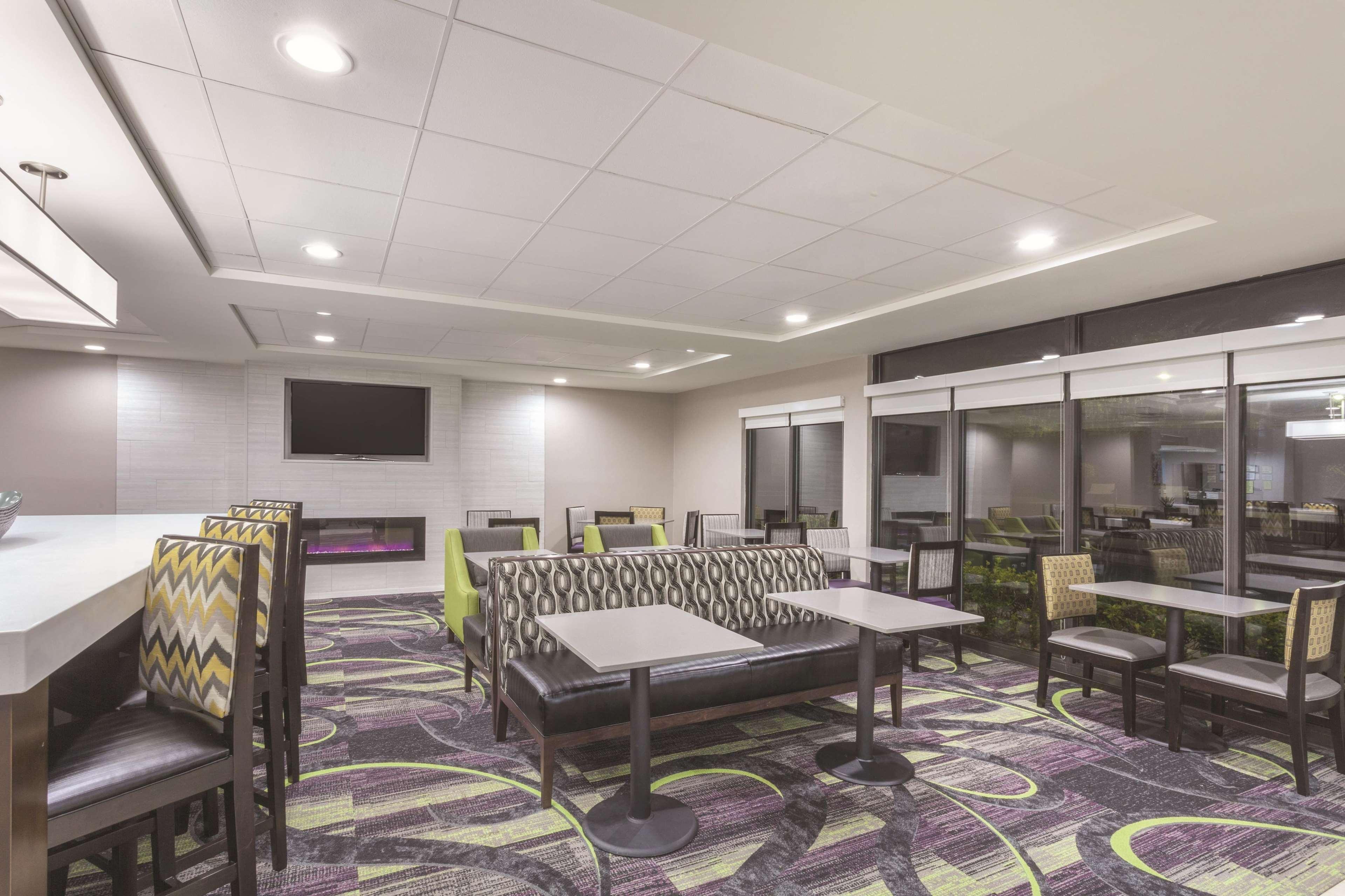 Отель La Quinta By Wyndham Columbus North Экстерьер фото