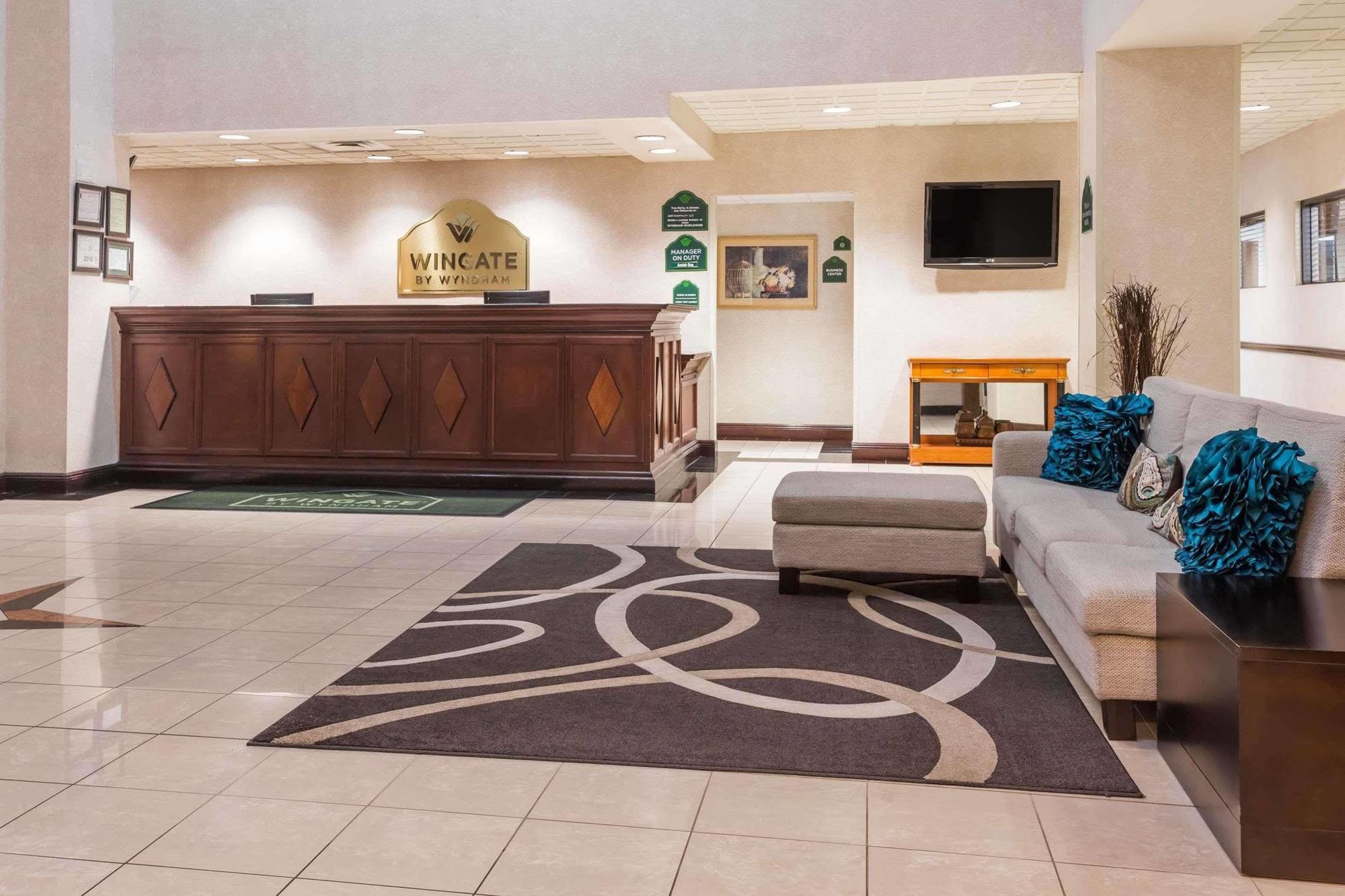 Отель La Quinta By Wyndham Columbus North Экстерьер фото